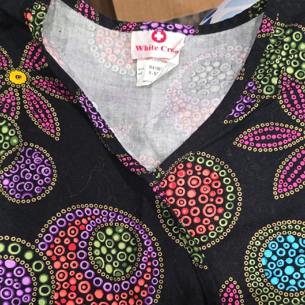 White Cross Multicolor Patterned Garment - image 7